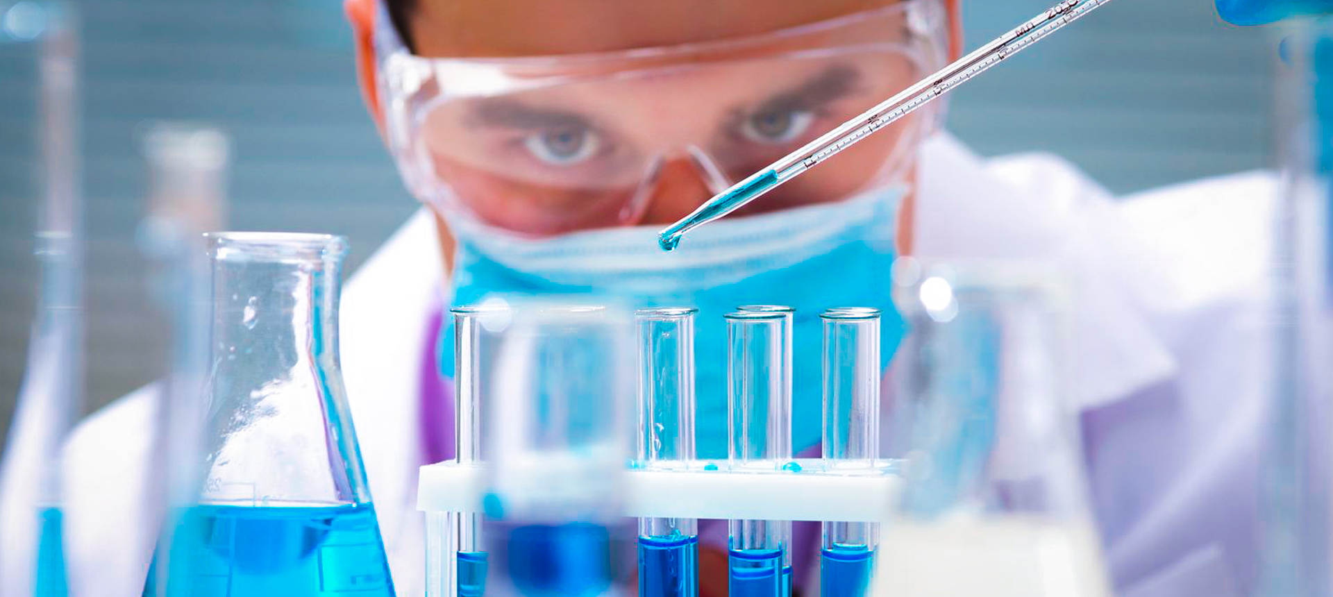 hombre en laboratorio quimico